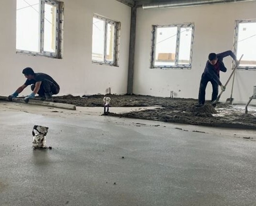 ремонтная бригада делает заливку пола